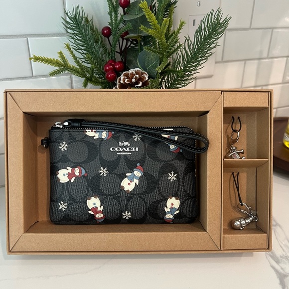 ⛄️🎄CUTE❤️ Coach wristlet Wallet - Picture 1 of 12